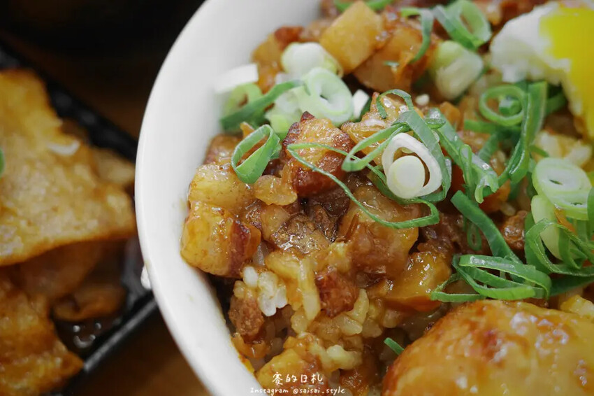 台中逢甲宵夜新選擇！烏竹樓OT Kitchen黑豬肉熱炒，半夜也能吃。