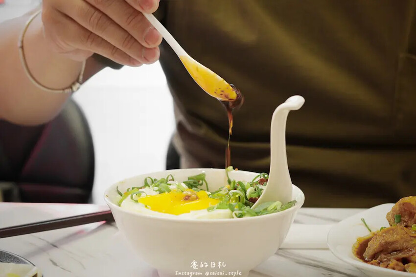 台中逢甲宵夜新選擇！烏竹樓OT Kitchen黑豬肉熱炒，半夜也能吃。