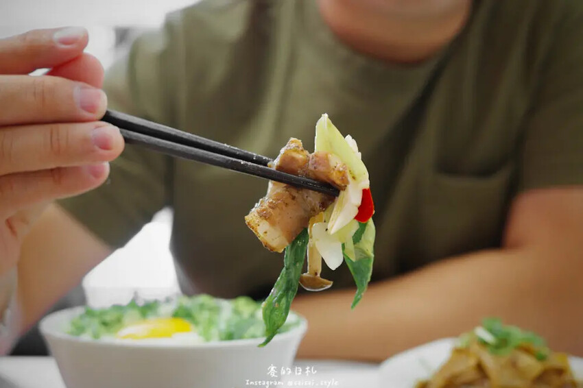 台中逢甲宵夜新選擇！烏竹樓OT Kitchen黑豬肉熱炒，半夜也能吃。