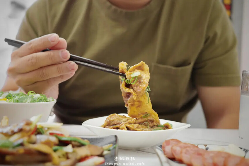 台中逢甲宵夜新選擇！烏竹樓OT Kitchen黑豬肉熱炒，半夜也能吃。