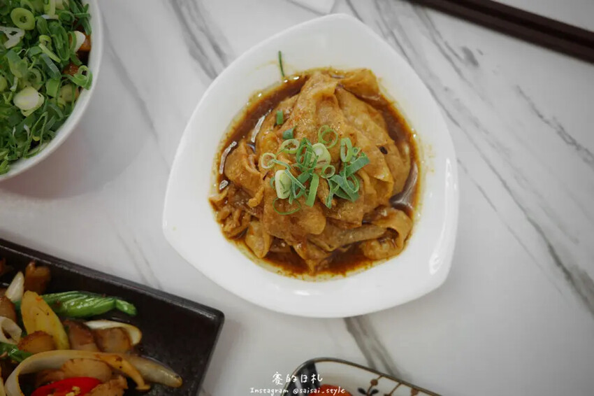 台中逢甲宵夜新選擇！烏竹樓OT Kitchen黑豬肉熱炒，半夜也能吃。