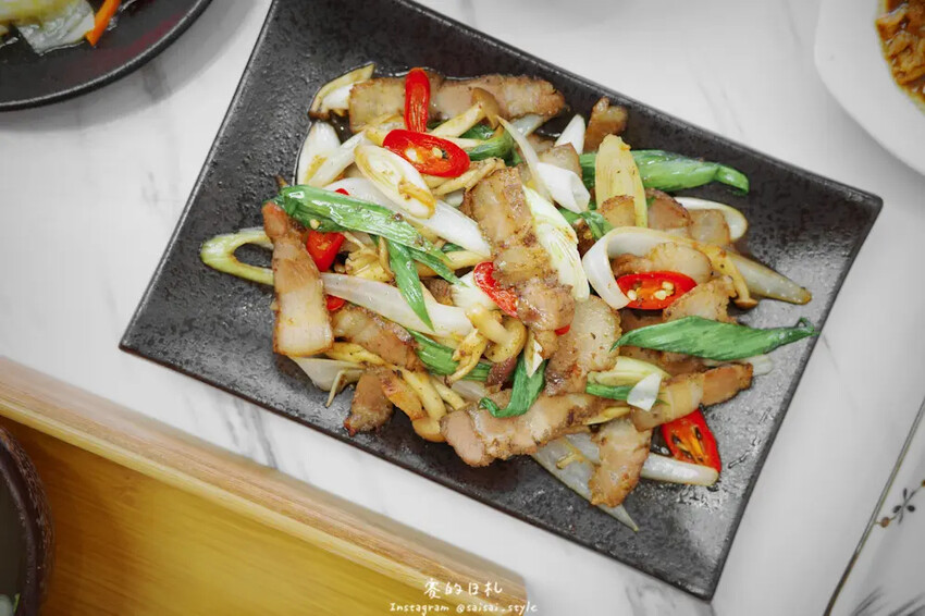 台中逢甲宵夜新選擇！烏竹樓OT Kitchen黑豬肉熱炒，半夜也能吃。