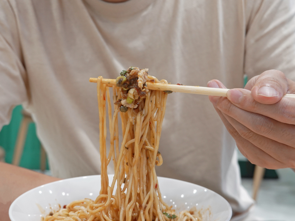 中和美食推薦！南勢角站豬一十五眷村麵食 刈包，飲料喝到飽超划算。