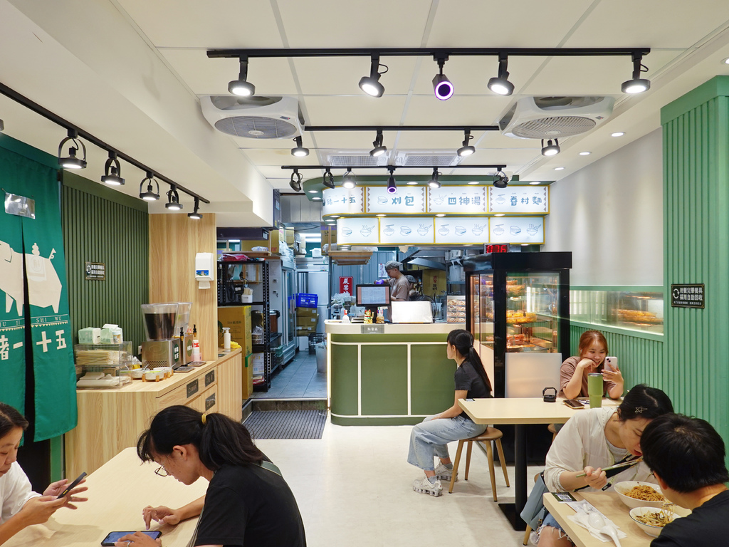 中和美食推薦！南勢角站豬一十五眷村麵食 刈包，飲料喝到飽超划算。