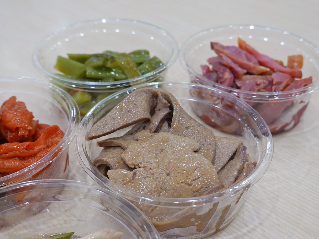 中和美食推薦！南勢角站豬一十五眷村麵食 刈包，飲料喝到飽超划算。