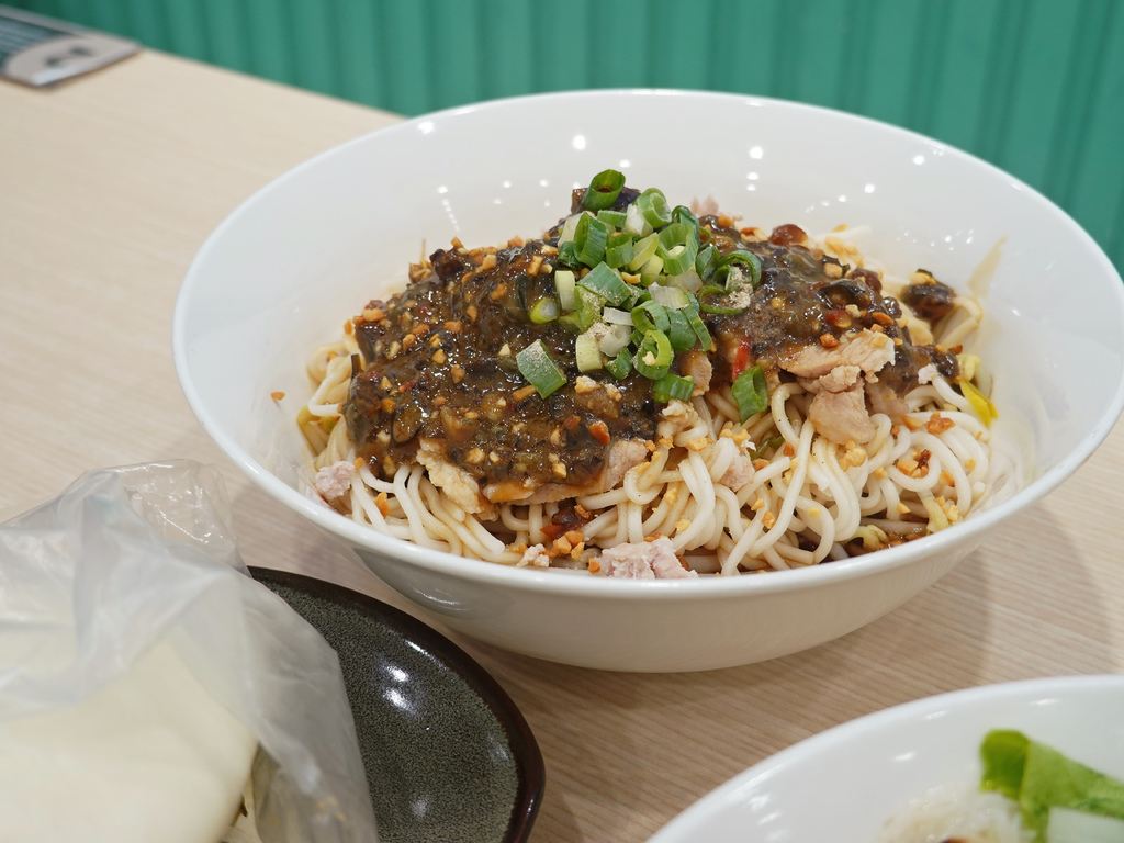 中和美食推薦！南勢角站豬一十五眷村麵食 刈包，飲料喝到飽超划算。