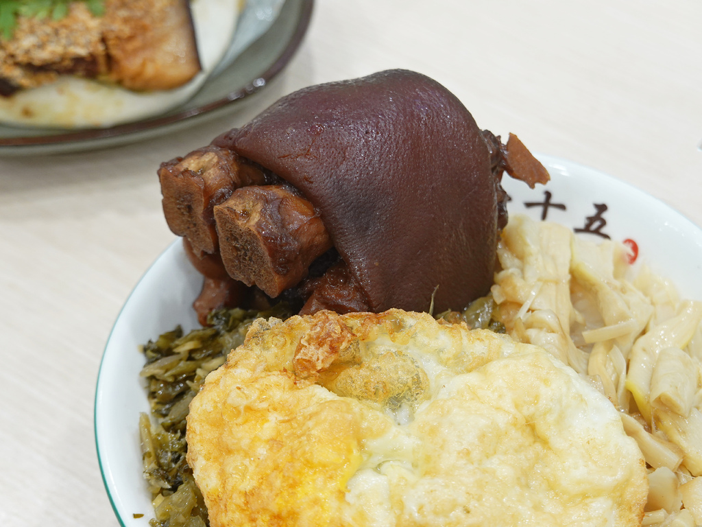 中和美食推薦！南勢角站豬一十五眷村麵食 刈包，飲料喝到飽超划算。
