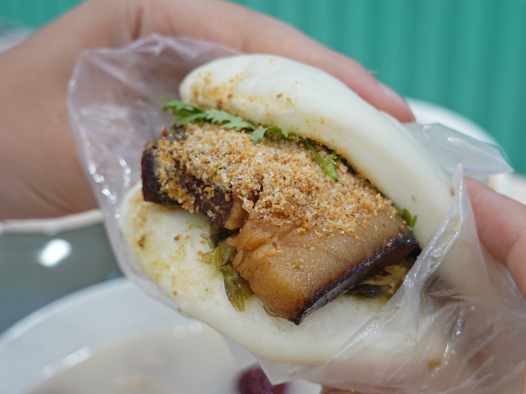 中和美食推薦！南勢角站豬一十五眷村麵食 刈包，飲料喝到飽超划算。