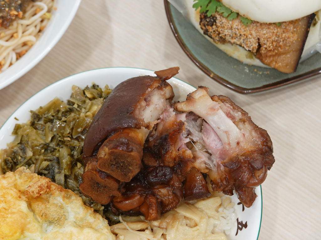 中和美食推薦！南勢角站豬一十五眷村麵食 刈包，飲料喝到飽超划算。