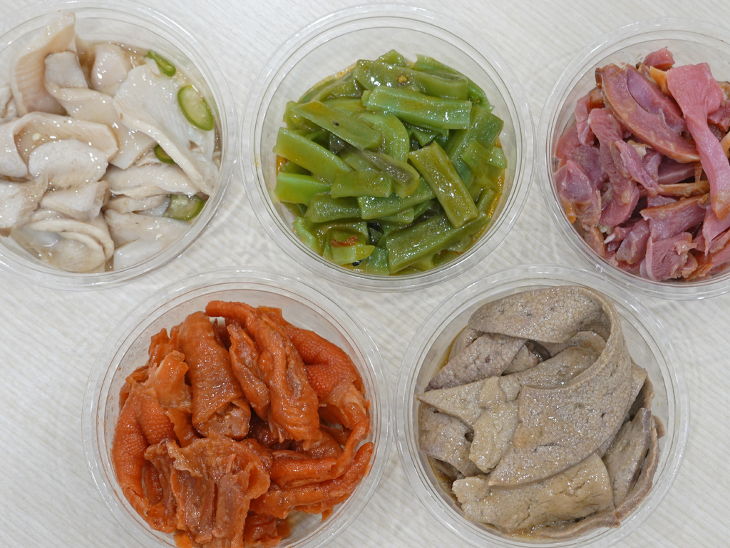 中和美食推薦！南勢角站豬一十五眷村麵食 刈包，飲料喝到飽超划算。