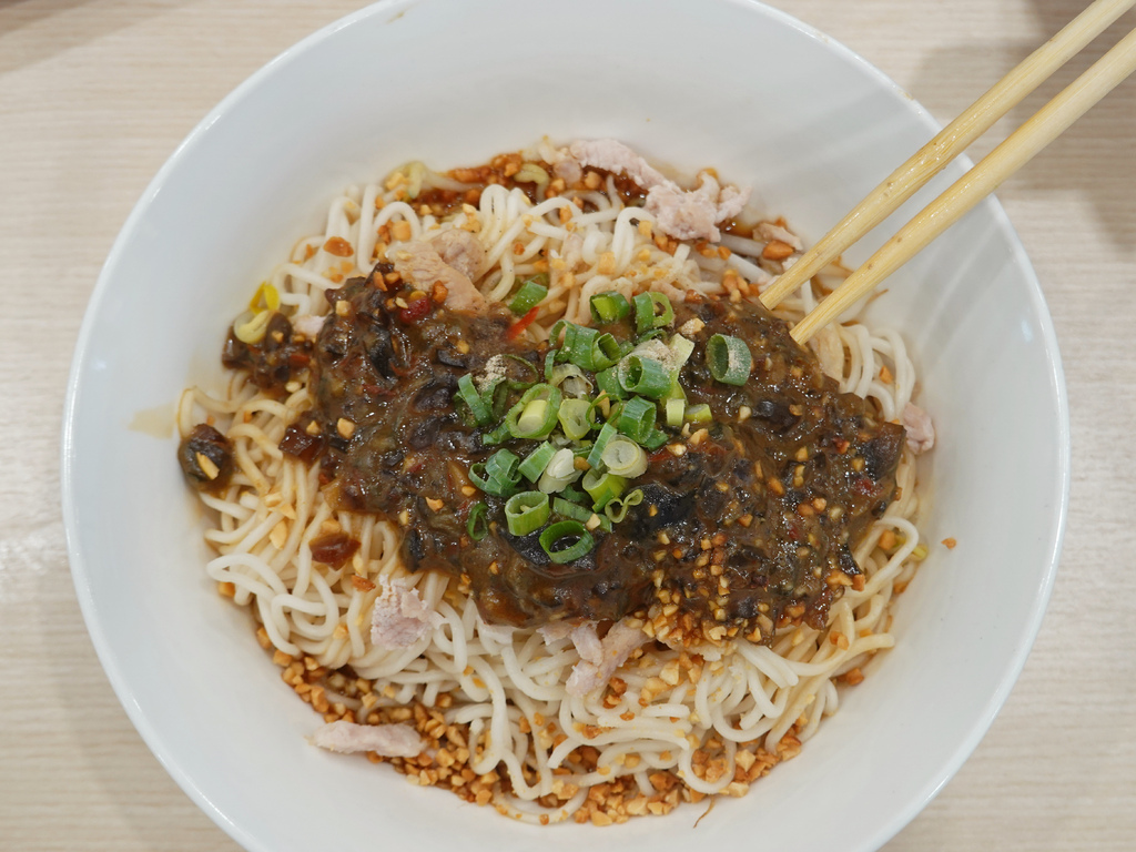 中和美食推薦！南勢角站豬一十五眷村麵食 刈包，飲料喝到飽超划算。