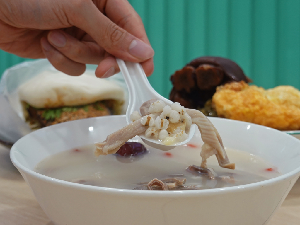 中和美食推薦！南勢角站豬一十五眷村麵食 刈包，飲料喝到飽超划算。