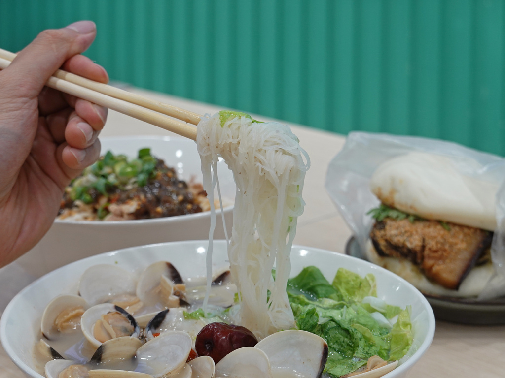 中和美食推薦！南勢角站豬一十五眷村麵食 刈包，飲料喝到飽超划算。