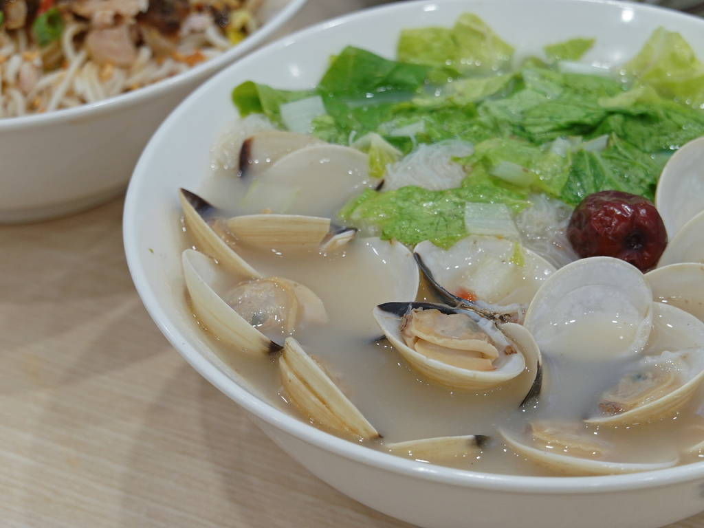 中和美食推薦！南勢角站豬一十五眷村麵食 刈包，飲料喝到飽超划算。