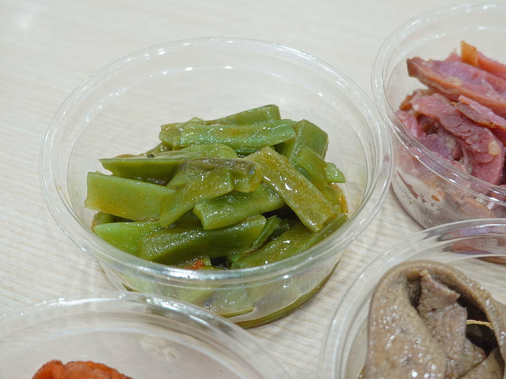 中和美食推薦！南勢角站豬一十五眷村麵食 刈包，飲料喝到飽超划算。