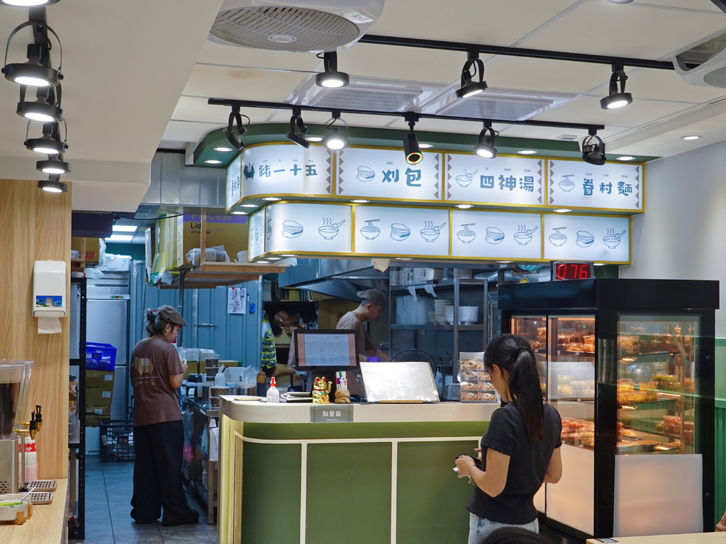 中和美食推薦！南勢角站豬一十五眷村麵食 刈包，飲料喝到飽超划算。