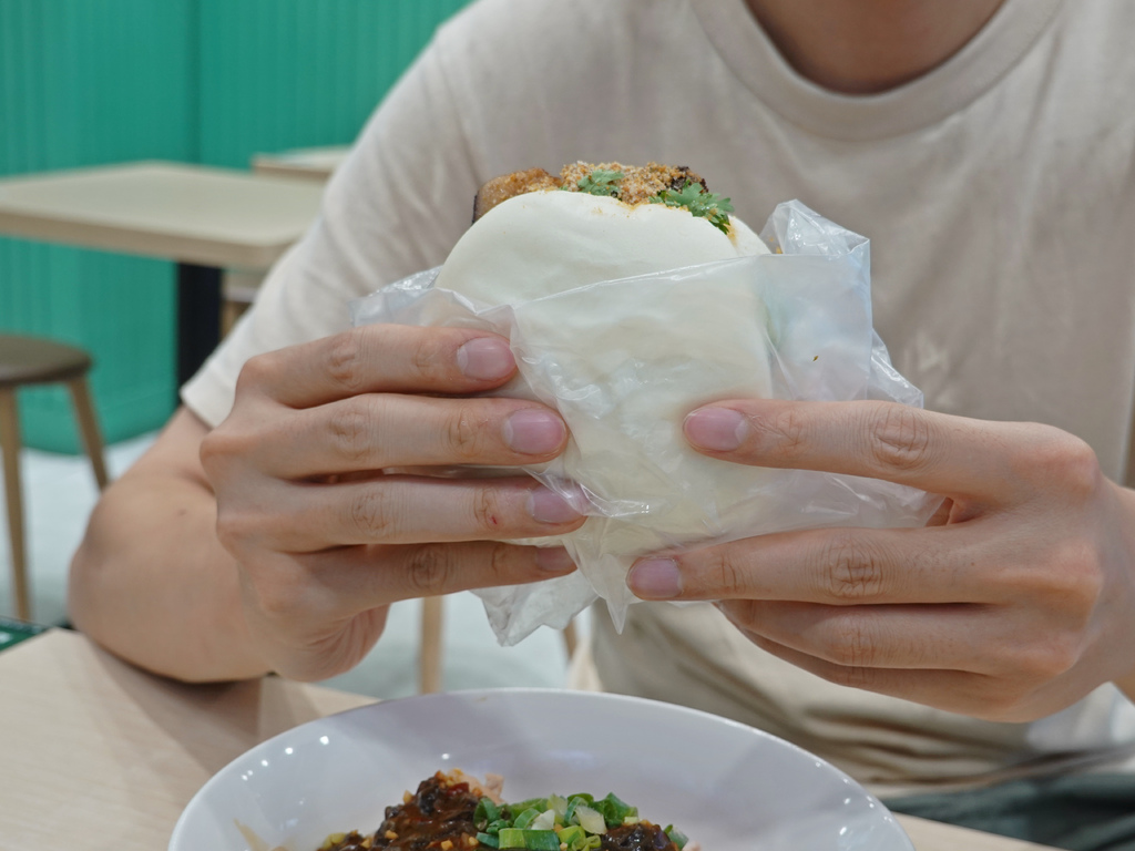 中和美食推薦！南勢角站豬一十五眷村麵食 刈包，飲料喝到飽超划算。