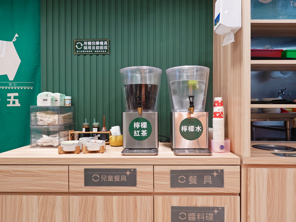 中和美食推薦！南勢角站豬一十五眷村麵食 刈包，飲料喝到飽超划算。