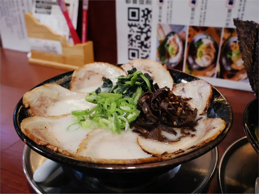 在樂華夜市也能吃到正宗日式風味的拉麵？「小林拉麵」客製化口味