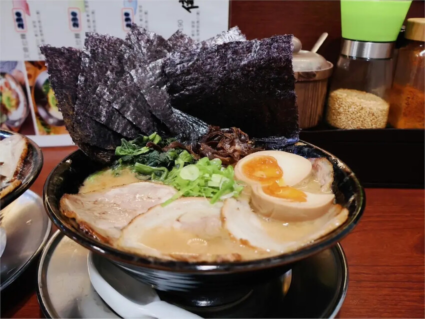 在樂華夜市也能吃到正宗日式風味的拉麵？「小林拉麵」客製化口味