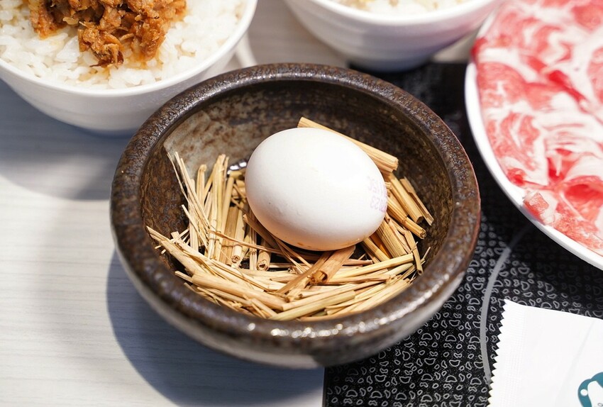 新竹最時髦的自助吧個人火鍋「陳阿姨火鍋灶咖」插旗竹北啦！整體不論是湯頭、肉品、海鮮，品質都不馬虎，下次聚餐、約會，來找陳阿姨就對了！ - 阿華田的美食日記