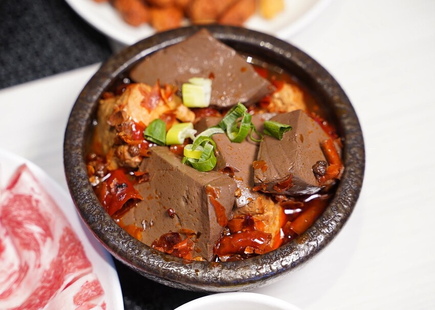 新竹最時髦的自助吧個人火鍋「陳阿姨火鍋灶咖」插旗竹北啦！整體不論是湯頭、肉品、海鮮，品質都不馬虎，下次聚餐、約會，來找陳阿姨就對了！ - 阿華田的美食日記