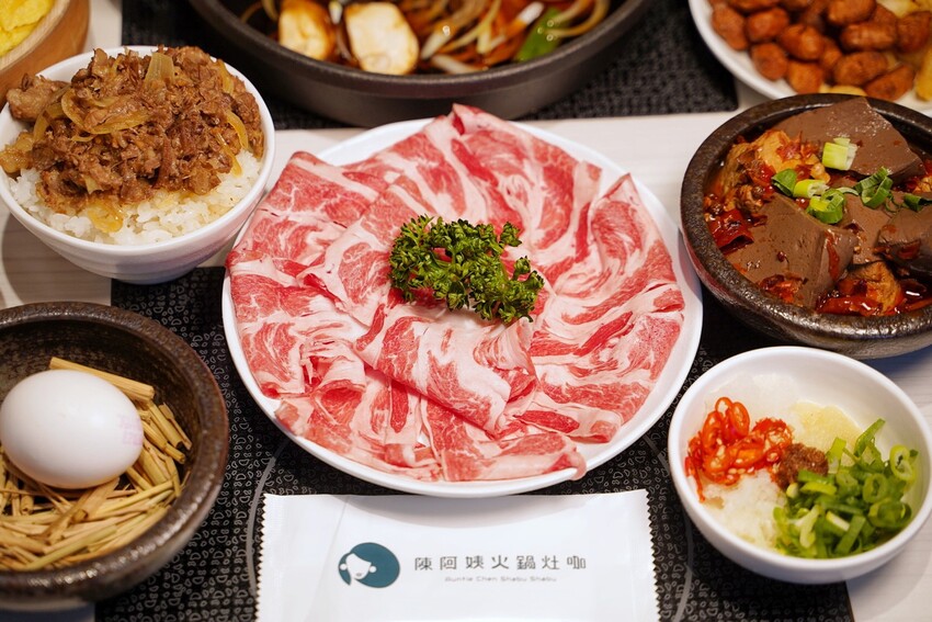 新竹最時髦的自助吧個人火鍋「陳阿姨火鍋灶咖」插旗竹北啦！整體不論是湯頭、肉品、海鮮，品質都不馬虎，下次聚餐、約會，來找陳阿姨就對了！ - 阿華田的美食日記