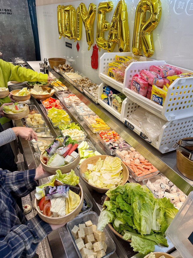 新竹最時髦的自助吧個人火鍋「陳阿姨火鍋灶咖」插旗竹北啦！整體不論是湯頭、肉品、海鮮，品質都不馬虎，下次聚餐、約會，來找陳阿姨就對了！ - 阿華田的美食日記