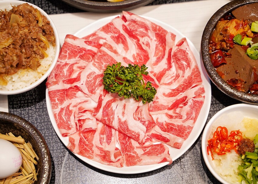 新竹最時髦的自助吧個人火鍋「陳阿姨火鍋灶咖」插旗竹北啦！整體不論是湯頭、肉品、海鮮，品質都不馬虎，下次聚餐、約會，來找陳阿姨就對了！ - 阿華田的美食日記