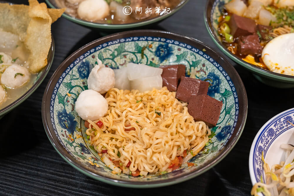 一中街美食必吃! 阿瑞ma泰國55船麵百元泰國船麵,特色火山排骨秒飛泰國。