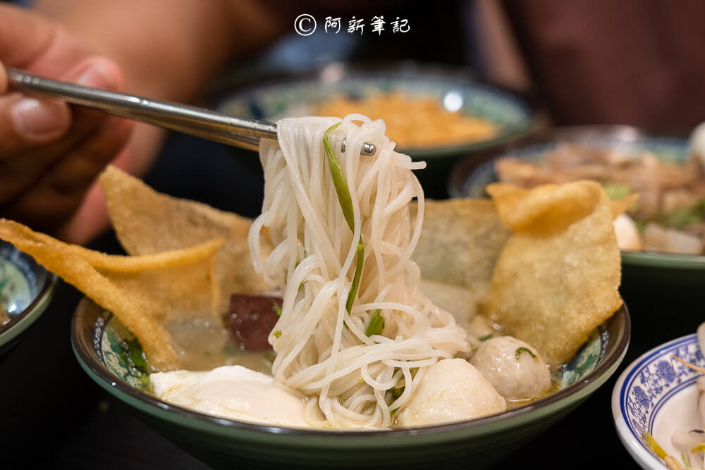 一中街美食必吃! 阿瑞ma泰國55船麵百元泰國船麵,特色火山排骨秒飛泰國。