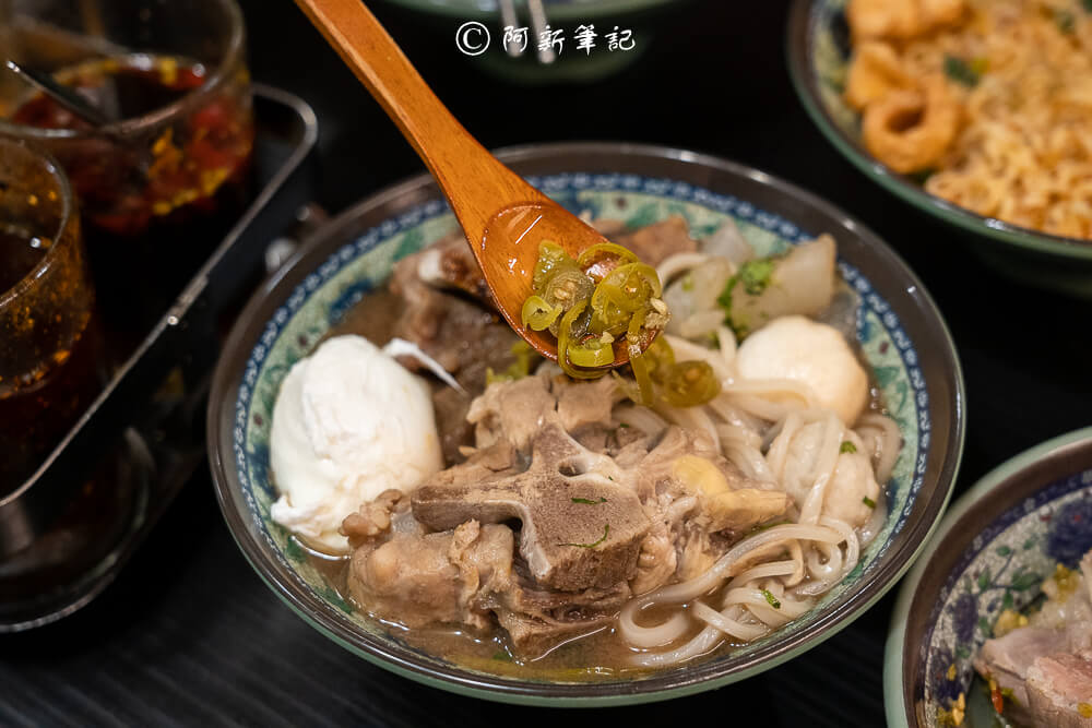 一中街美食必吃! 阿瑞ma泰國55船麵百元泰國船麵,特色火山排骨秒飛泰國。