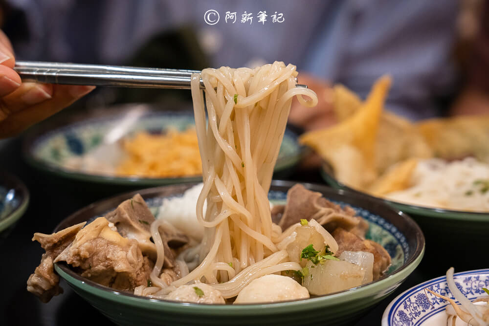 一中街美食必吃! 阿瑞ma泰國55船麵百元泰國船麵,特色火山排骨秒飛泰國。