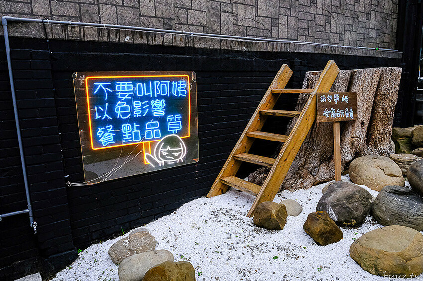 80年日式老宅吃傳統船麵、豬骨湯麵，阿瑞Ma泰國55船麵，吃船麵搭火山排骨、烤土司吃濃濃泰式風味！