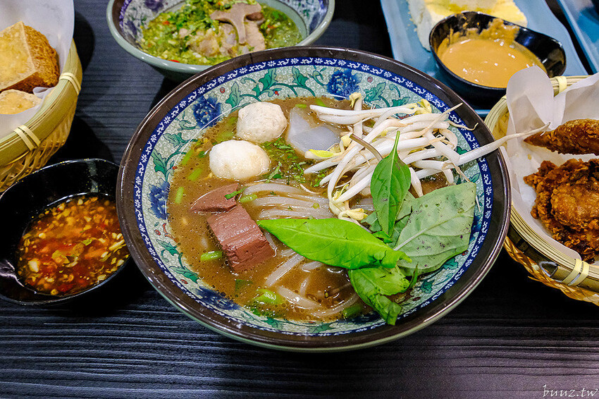 80年日式老宅吃傳統船麵、豬骨湯麵，阿瑞Ma泰國55船麵，吃船麵搭火山排骨、烤土司吃濃濃泰式風味！