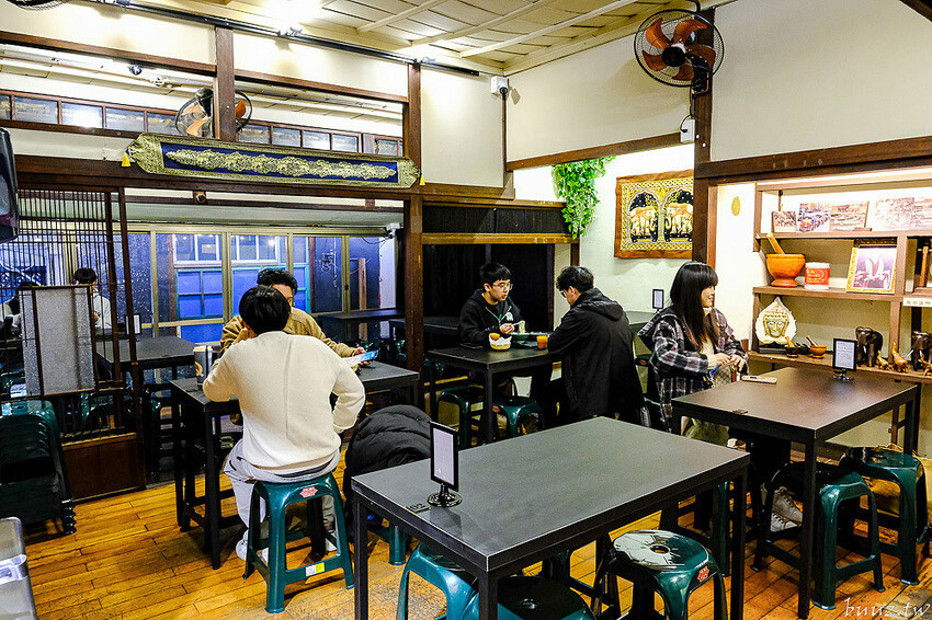 80年日式老宅吃傳統船麵、豬骨湯麵，阿瑞Ma泰國55船麵，吃船麵搭火山排骨、烤土司吃濃濃泰式風味！
