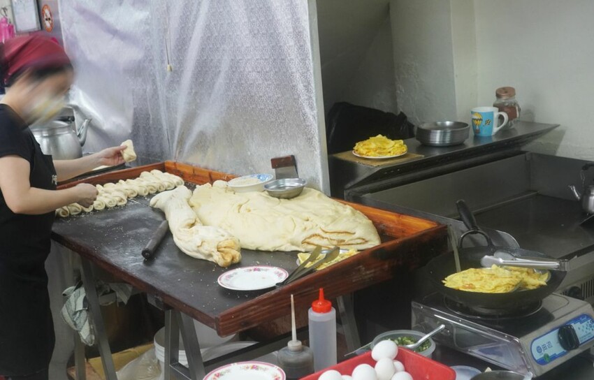 基隆仁愛|阿信豆漿|在地人推薦必吃中式早餐店,老闆為原魯平豆漿師傅,以有機黃豆熬煮的豆漿濃郁好喝 – 袁彬的美食旅遊筆記