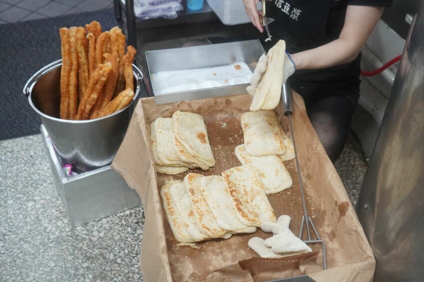 基隆仁愛|阿信豆漿|在地人推薦必吃中式早餐店,老闆為原魯平豆漿師傅,以有機黃豆熬煮的豆漿濃郁好喝 – 袁彬的美食旅遊筆記