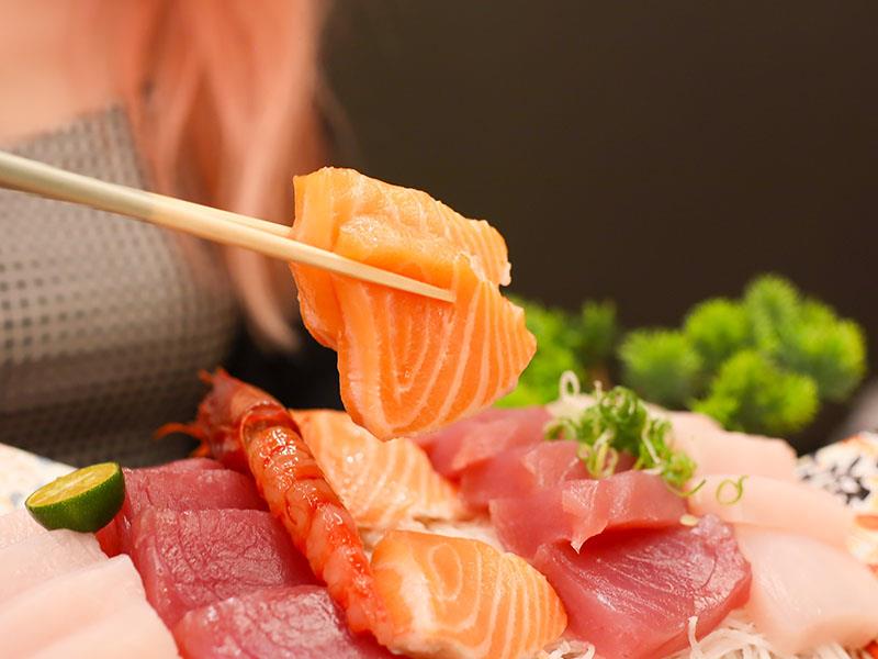 新竹日本料理！今日魚市浮誇生魚片船CP值超高，黑鮪魚套餐一次滿足。