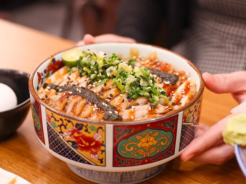 新竹日本料理！今日魚市浮誇生魚片船CP值超高，黑鮪魚套餐一次滿足。