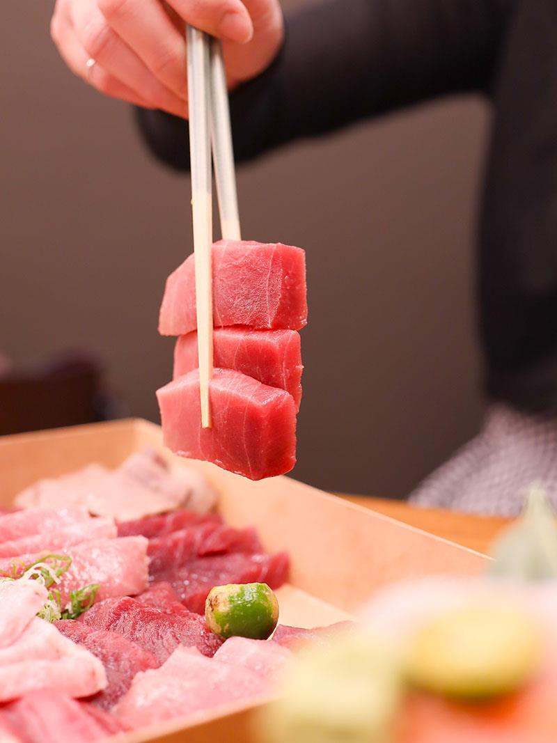 新竹日本料理！今日魚市浮誇生魚片船CP值超高，黑鮪魚套餐一次滿足。