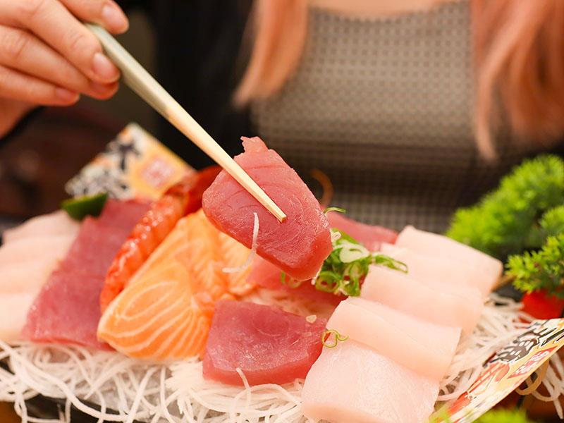 新竹日本料理！今日魚市浮誇生魚片船CP值超高，黑鮪魚套餐一次滿足。