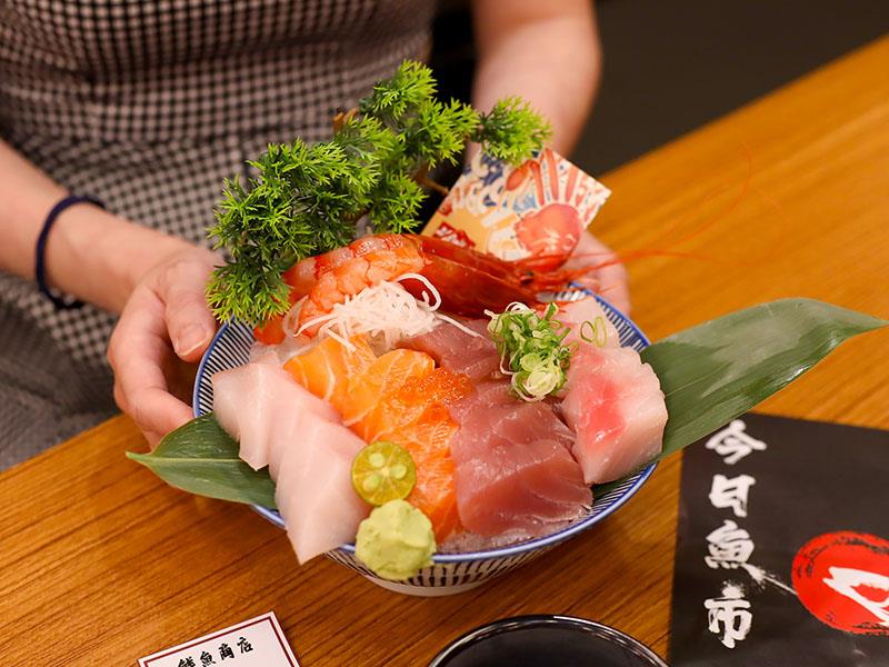 新竹日本料理！今日魚市浮誇生魚片船CP值超高，黑鮪魚套餐一次滿足。