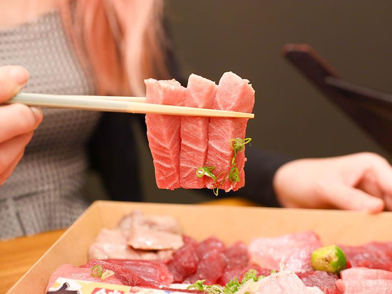 新竹日本料理！今日魚市浮誇生魚片船CP值超高，黑鮪魚套餐一次滿足。