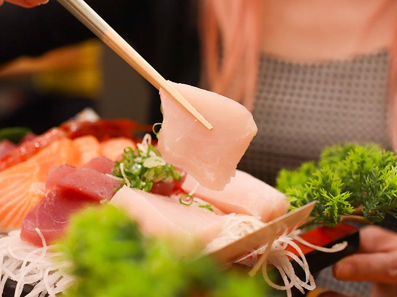 新竹日本料理！今日魚市浮誇生魚片船CP值超高，黑鮪魚套餐一次滿足。