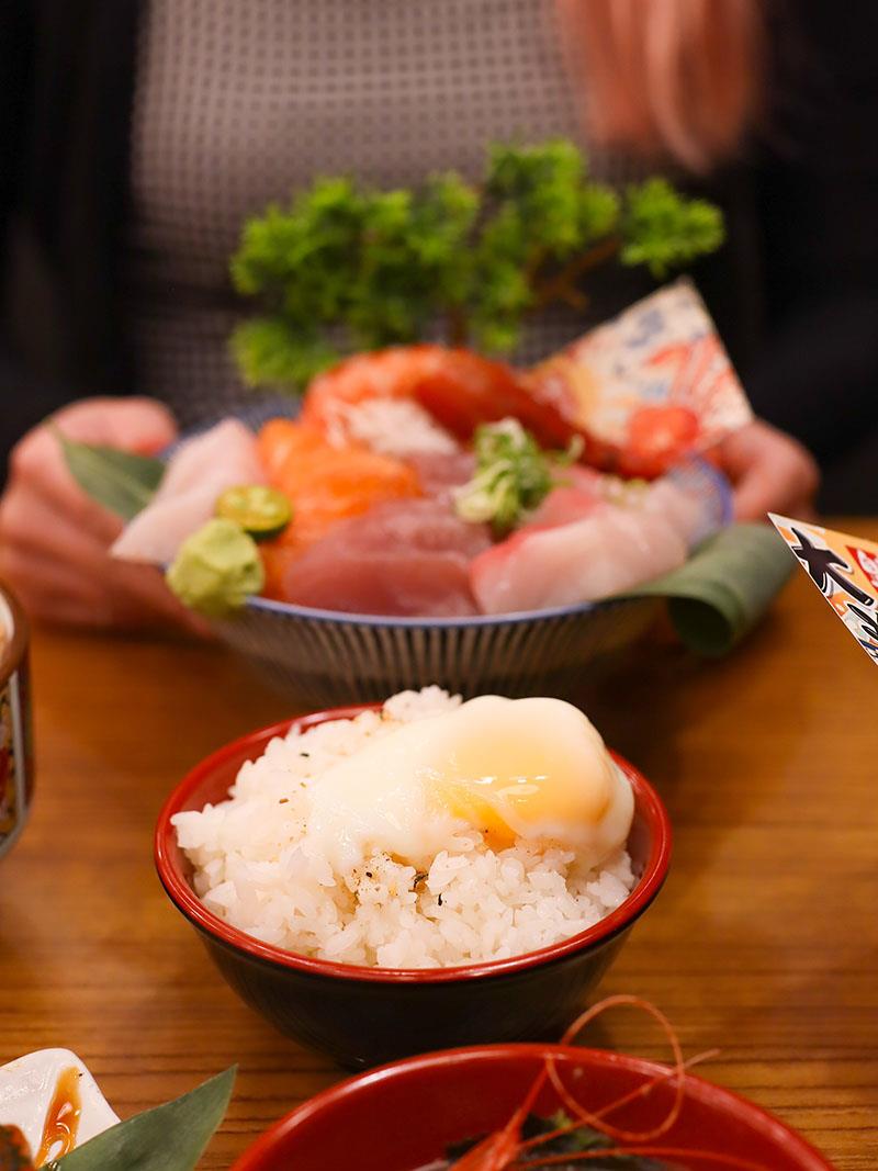 新竹日本料理！今日魚市浮誇生魚片船CP值超高，黑鮪魚套餐一次滿足。