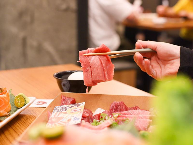 新竹日本料理！今日魚市浮誇生魚片船CP值超高，黑鮪魚套餐一次滿足。