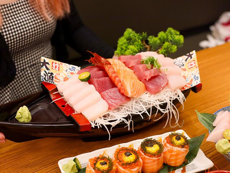 新竹日本料理！今日魚市浮誇生魚片船CP值超高，黑鮪魚套餐一次滿足。