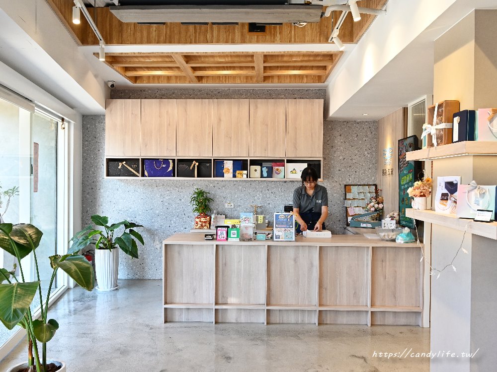 曉翮流域｜台中超狂伴手禮！浮誇系厚餡夾心、滿餡蛋捲、香脆米果，包裝精緻，現場免費試吃 - 糖糖's 享食生活