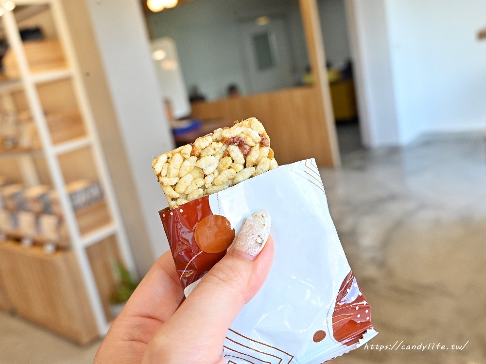 曉翮流域｜台中超狂伴手禮！浮誇系厚餡夾心、滿餡蛋捲、香脆米果，包裝精緻，現場免費試吃 - 糖糖's 享食生活